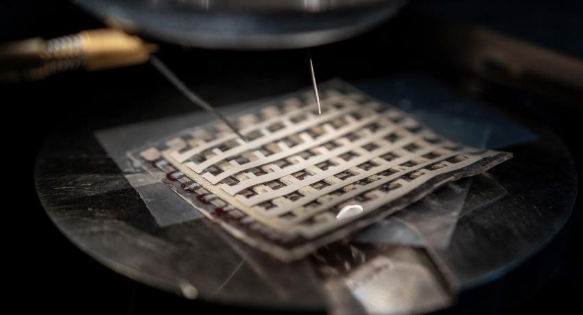 Image of a stretchy transistor illuminated from above